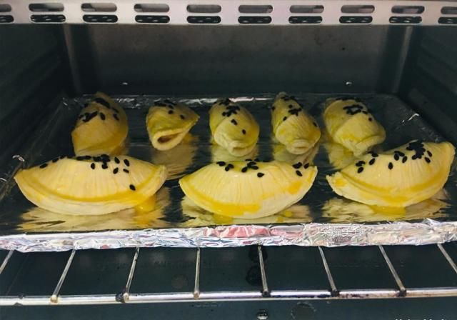  香甜|懒人版榴莲酥做法，实在太简单了，皮焦香酥脆馅香甜，比买的好吃