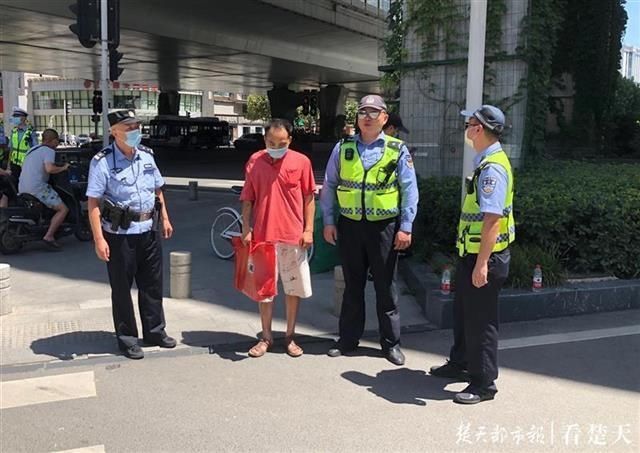  该男子|男子骑车逆行被拦停，举车砸向从海军特战队退役的辅警！结果……