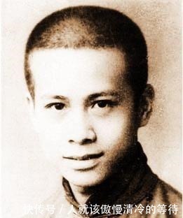  李嘉诚|她不顾家人反对执着下嫁于他，离奇过世后丈夫竟为她盖了一栋楼