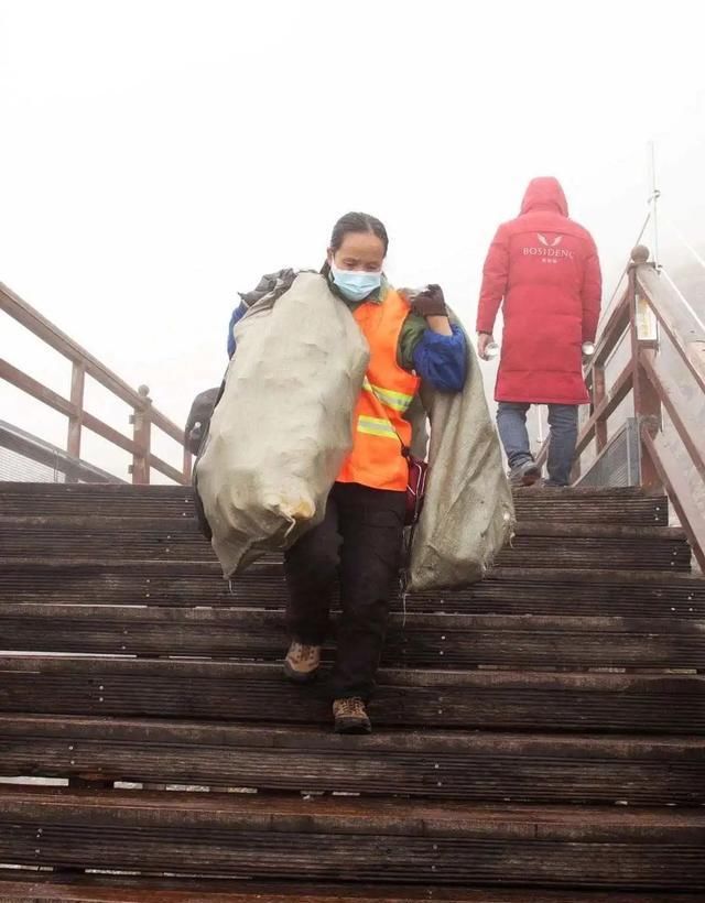 运送|玉龙雪山美丽的背后：他们一天运送1吨粪便、悬崖边清垃圾…