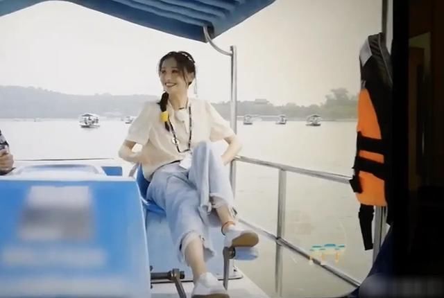  真的|郑爽录制新综艺手机掉湖里，看到第一秒反应：真的既心疼又好笑