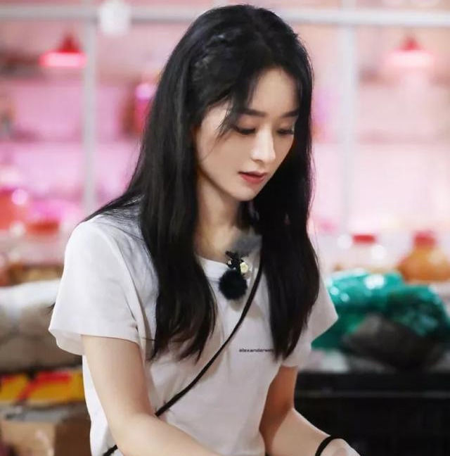  赵丽颖|《中餐厅》众人欢迎刘宇宁，唯独赵丽颖没转发，遭吐槽不合群