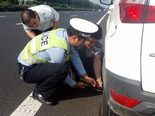  坚定|在车道内开车发生剐蹭，却负主要责任，交警态度很坚定：你的问题