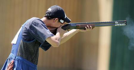  警察|除了军人和警察, 还有三种人可以合法持枪, 第三种见了最好躲开！