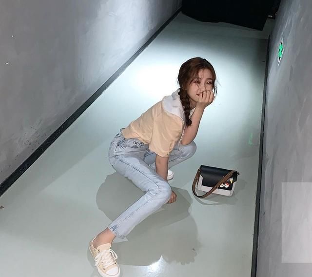 烂大街|虞书欣更新私服,坐楼梯拍照也有拍大片既视感