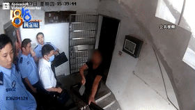 欠债|老赖夫妻欠债不还，女子竟还挥菜刀阻扰执法