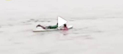  划桨|小伙划桨板27秒黄河中救人被质疑，是想让英雄流血又流泪吗？