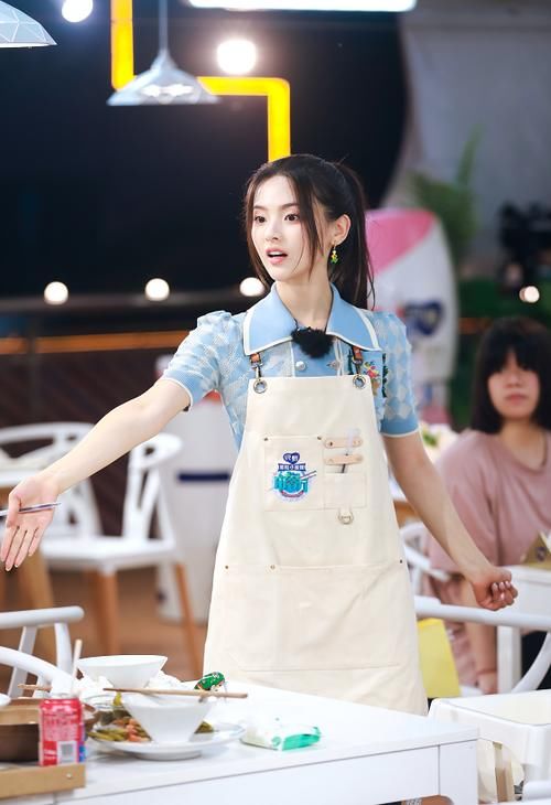  赵丽颖|杨超越点菜出错，被质疑来中餐厅捣乱，救场方式引争议