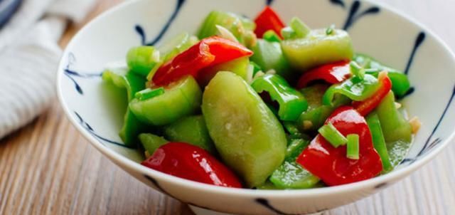  开胃|炎炎夏日是否胃口不太好，吃不下饭，来盘尖椒丝瓜开开胃