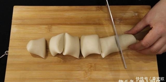 外皮|在家不出门,教你红薯饼的新做法,外皮酥的掉渣,看到它口水直流