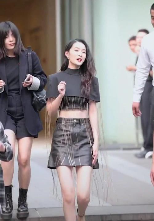  天壤之别|李沁跟助理下楼梯，看腿才知明星与素人的差距，简直是天壤之别！