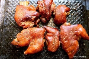 开心|儿子儿媳带客上门，婆婆传授一道孜然烤猪蹄年轻人们聚的非常开心