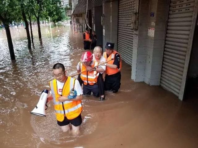 最深处|暴雨袭击：四川平昌县涵水镇街道被淹最深处水达2米