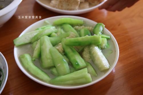  抠门|晒晒农村聚餐家宴，6菜1汤15个人吃，网友：抠门，菜太少，不够吃