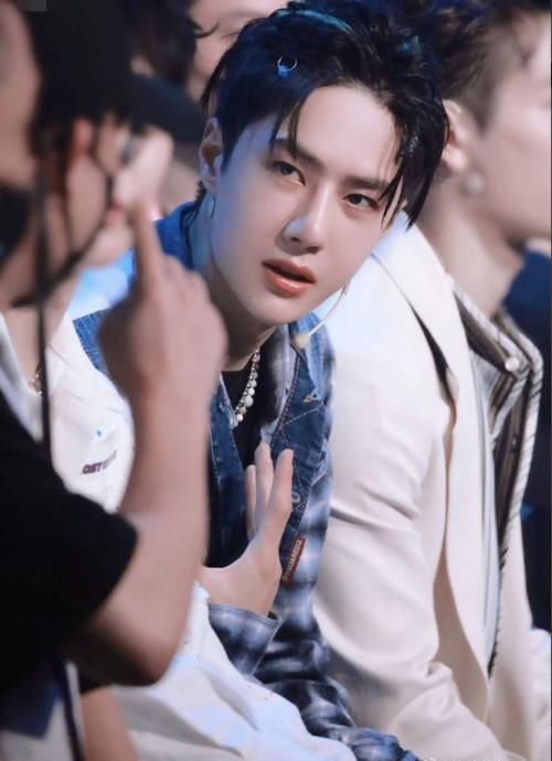  张萌|张萌不愧为业内制片人，一条微博就和王一博有了合作意向