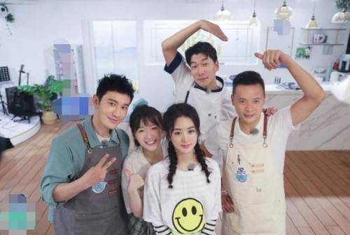 潮装|33岁赵丽颖又出新照,颖宝穿潮装出镜大秀好身材,与粉丝互动细节看出人品