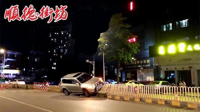  罗定|大良罗定邦中学附近这一幕，实在太尴尬了！点做到噶？