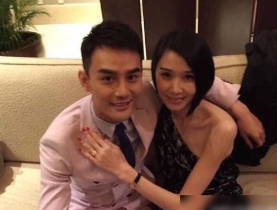  张艺兴|男星绅士手：蔡徐坤二指禅，张艺兴拘谨手，都败给了千玺的兰花指