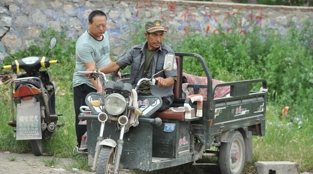 妹夫|聋哑大爷出生8天被生母扔掉，为养父母养老送终，一生未娶养妹夫