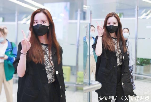  短衫|张萌真当自己是造型师？工装裤剪成破洞款，配短衫暴露多肉身材