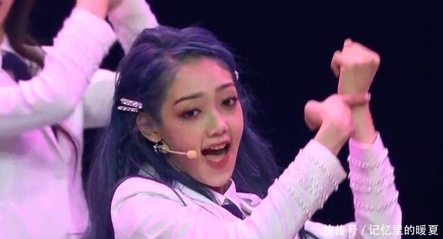 布满|希林娜依·高成东方卫视晚会焦点,海报布满一条街,不愧是第一名