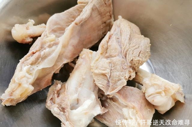 浓肉|做羊肉汤时,千万别乱放调料,记住两点,羊肉汤浓肉香还不膻