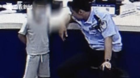  男孩|6岁男孩到派出所＂自首＂ 民警＂罚＂他洗碗抵＂罪＂