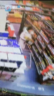 裤子|女士拿了只鸭子，然后放在衣服的裤子里面，盗窃行为被监控拍下