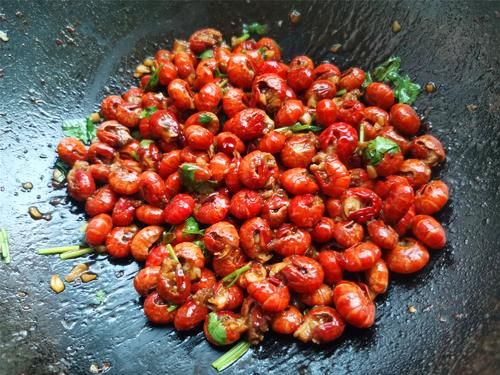  麻辣|冷冻小龙虾尾怎样做好吃？教你这个做法，麻辣鲜香，吃着过瘾