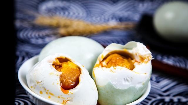  学会|腌咸鸭蛋，学会这个简单方法，7天就能吃，个个起沙流油