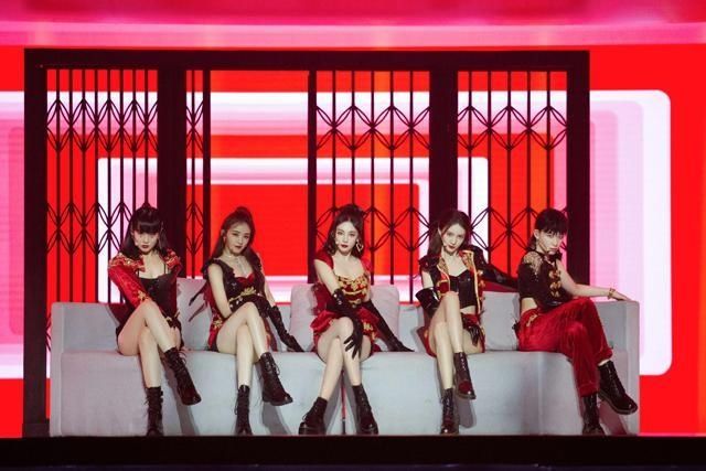  吴昕|张萌吴昕主持《姐姐》总决赛 李斯丹妮团全员穿婚纱