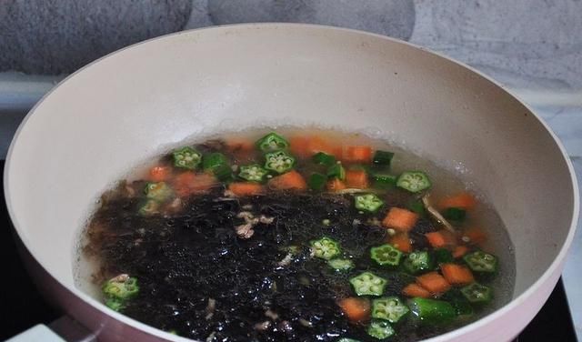 不用|它所含的钙质与牛奶相当,更易被吸收,做成汤,不用淀粉也滑溜