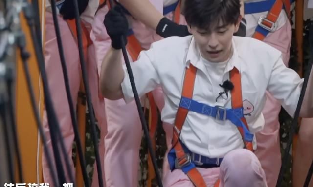  害怕|邓伦刚走一步就害怕的往后退，谁注意杨幂啥反应？姐弟情当场断了