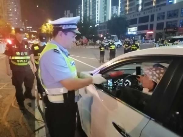  路长|临沂公安交警依托“路长制”多警种联动夜查保平安