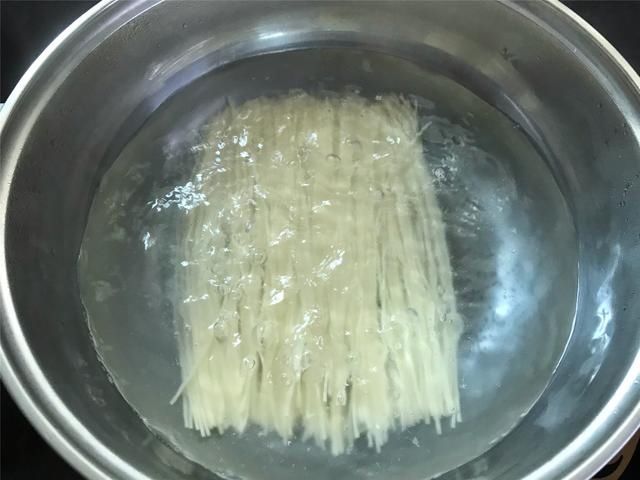  忌出|凉面想要好吃，最忌出锅就拌，多加一步，面不粘不坨，劲道又入味