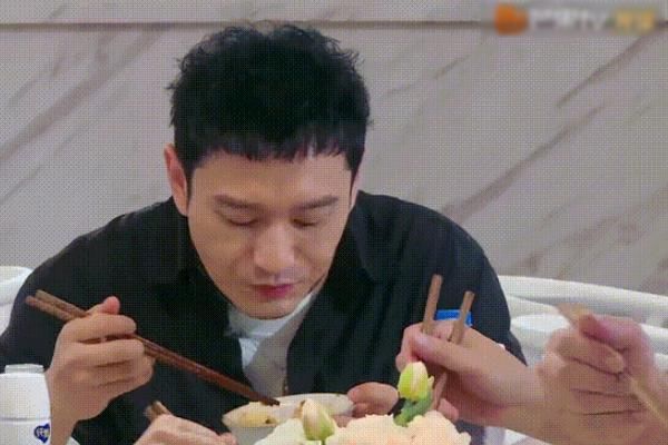  中餐厅|中餐厅赵丽颖吃饭扒拉菜，被批不礼貌？网友：这锅节目组剪辑背