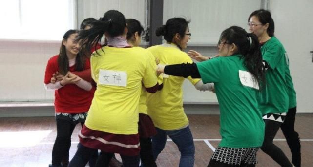 难怪|被骗这么多年,原来“撕名牌”是这么拍出来的,难怪赵丽颖说漏了嘴