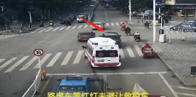 救护车|救护车被堵住,鸣笛一分多钟路虎一动不动,车主:是你你会让吗?