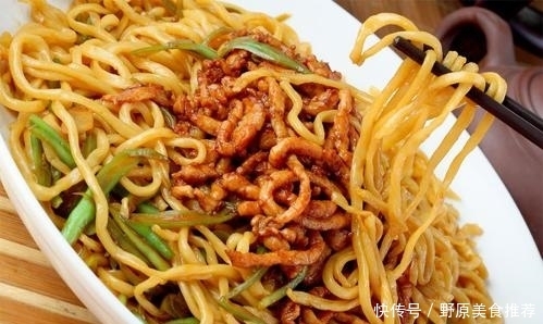把面条|做豆角焖面,先煮面还是直接焖?其实都不如用这招,不粘还入味