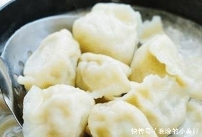 吃饺子|煮饺子时,最“忌”水开就下锅,多做这一步,饺子不粘锅不破皮