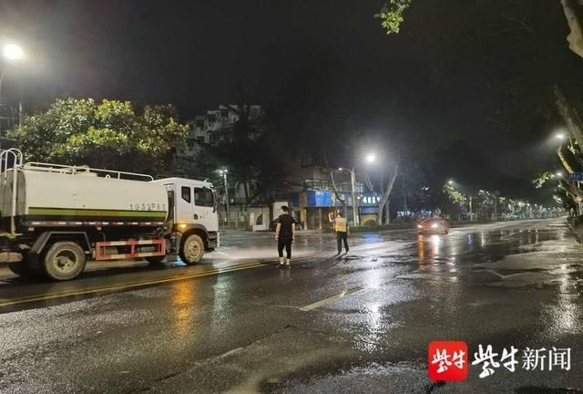  轿车|深夜渣土车和轿车“斗气”，挡板“炸门”污泥撒满路面