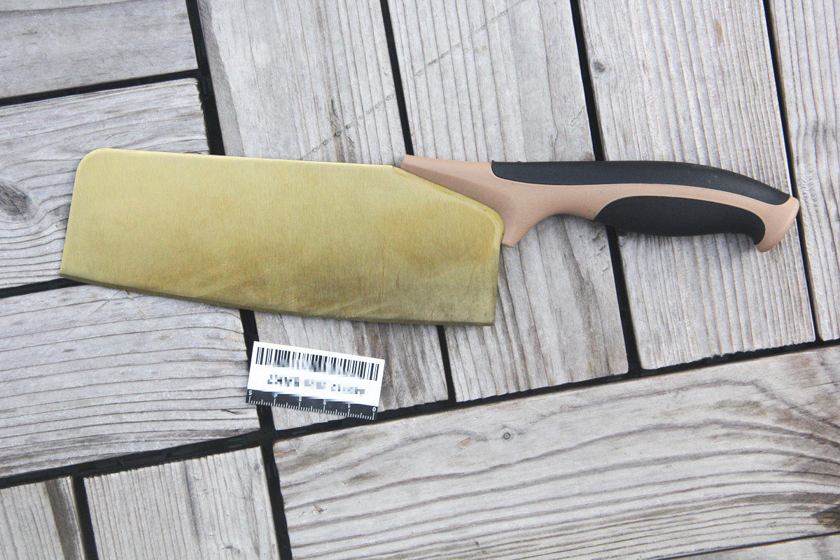 争吵|与女友争吵，男子高空扔菜刀，已被刑拘！