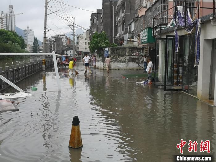 黑格|直击“黑格比”登陆地：积水过大腿 市民不同程度受灾