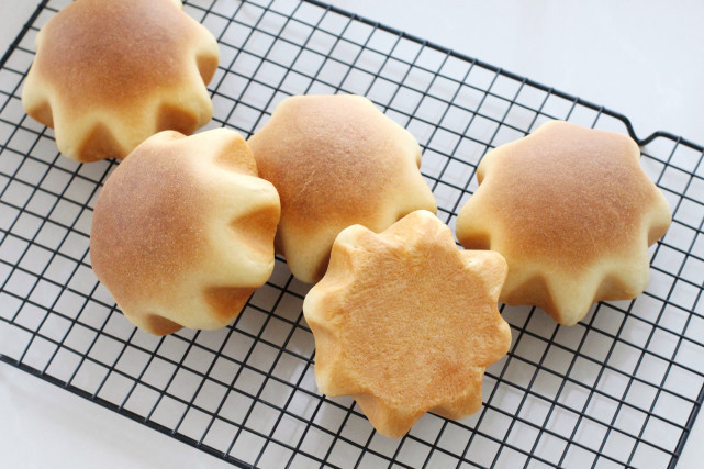 面包|奶香浓郁吃一次就上瘾的面包,孩子整天惦记着,做法不难小白也会