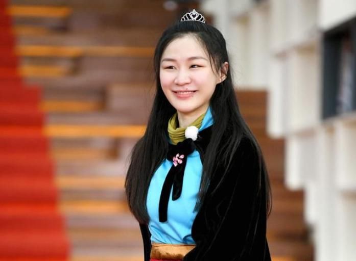 小学同学|baby和金靖竟是小学同学，综艺细胞突出，娱乐圈第二个贾玲？