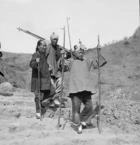  打渔|9张100年前农村的老照片，图3的人打渔后回家，图8是下乡的贵妇人