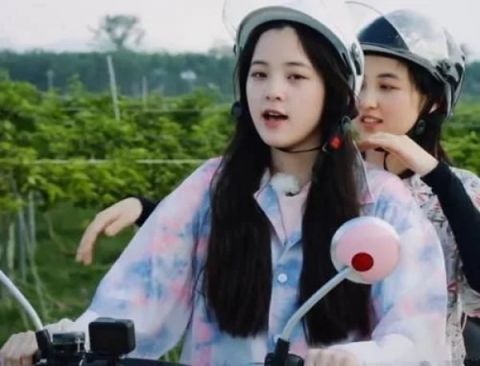  明白|明星有多娇贵？欧阳娜娜张子枫骑电车，看到护送人数明白了