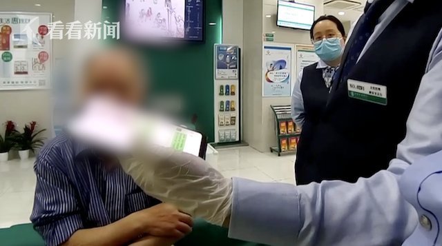 银元|两枚银元能卖80万民警银行内拦下糊涂老人