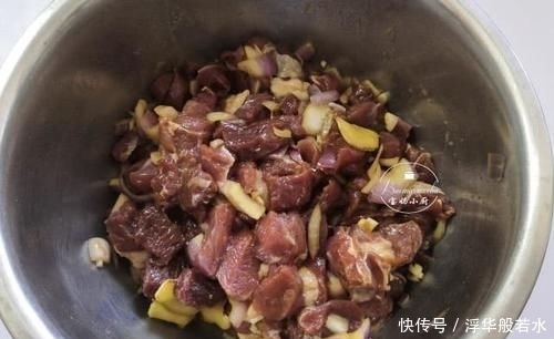  准火|烤羊肉串，我家十几年不变的方法，口感嫩入味，网友：去摆摊准火