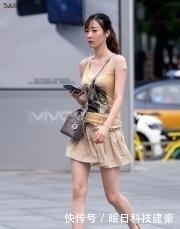  美人鱼|GIF搞笑趣图: 海边拍照要注意, 一不小心让你变成美人鱼